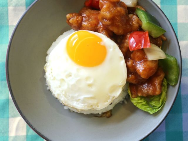 티파니 카페 레스토랑_스위트앤 사워 치킨과 달걀 후라이_메뉴사진