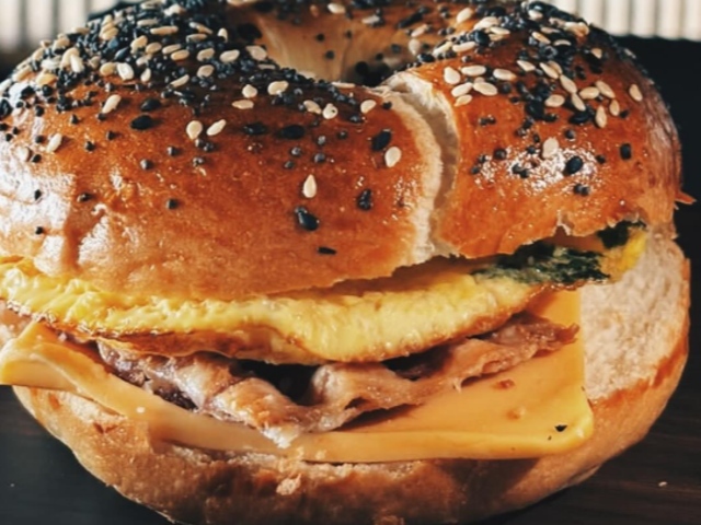 차 카페 비스트로 2호점(드라이브 스루)_EGG & CHEESE BAGEL + DRIP COFFEE_메뉴사진