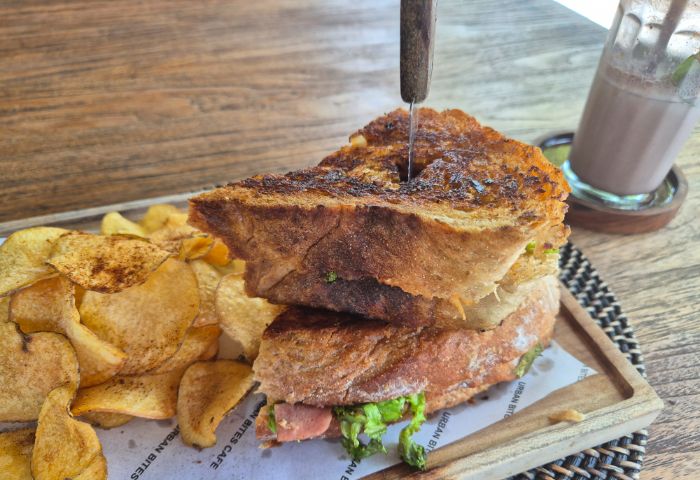 Urban Seaside Restaurant_restaurant_food_image
